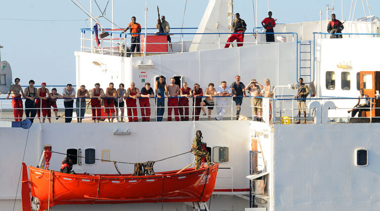 Рятувальник «Фаїни» в лещатах іспанської Феміди. Це помста сомалійських піратів чи антиукраїнська провокація?